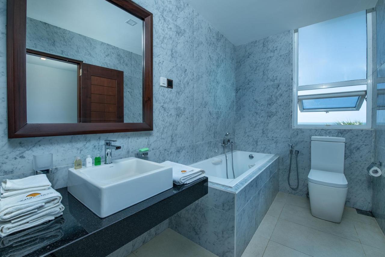 Grand Samudra Hotel Тангалла Экстерьер фото